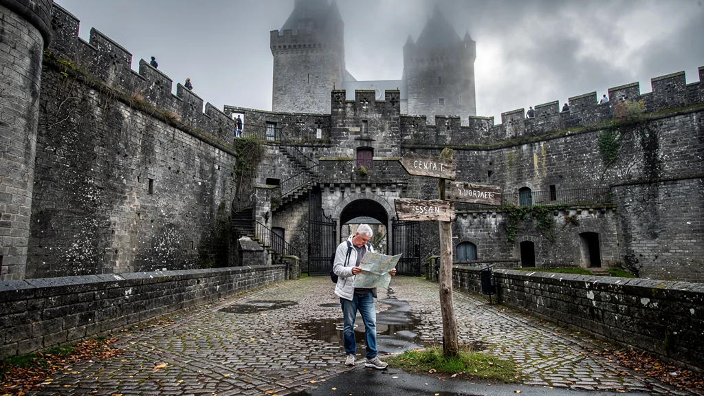 Visite confuse du château de Sedan sans audioguide un après-midi, se perdant dans ses vastes cours médiévales